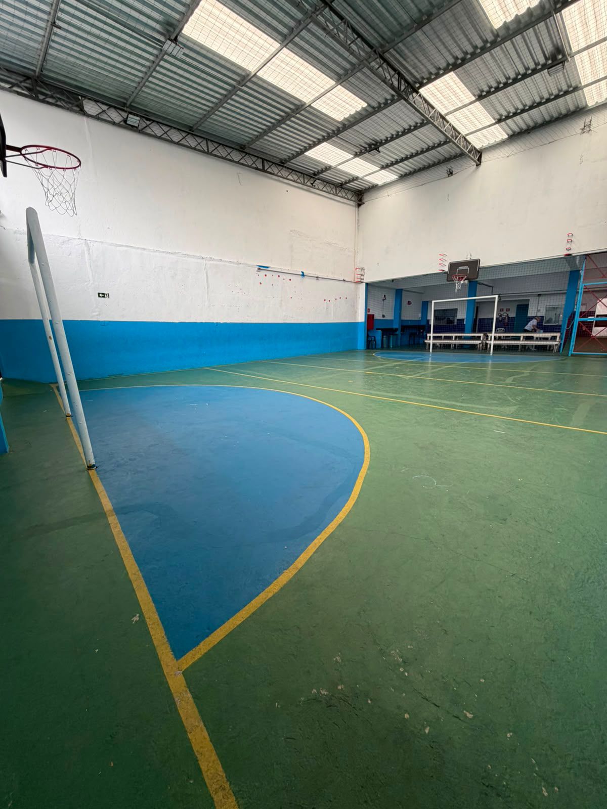 Quadra coberta com piso esportivo