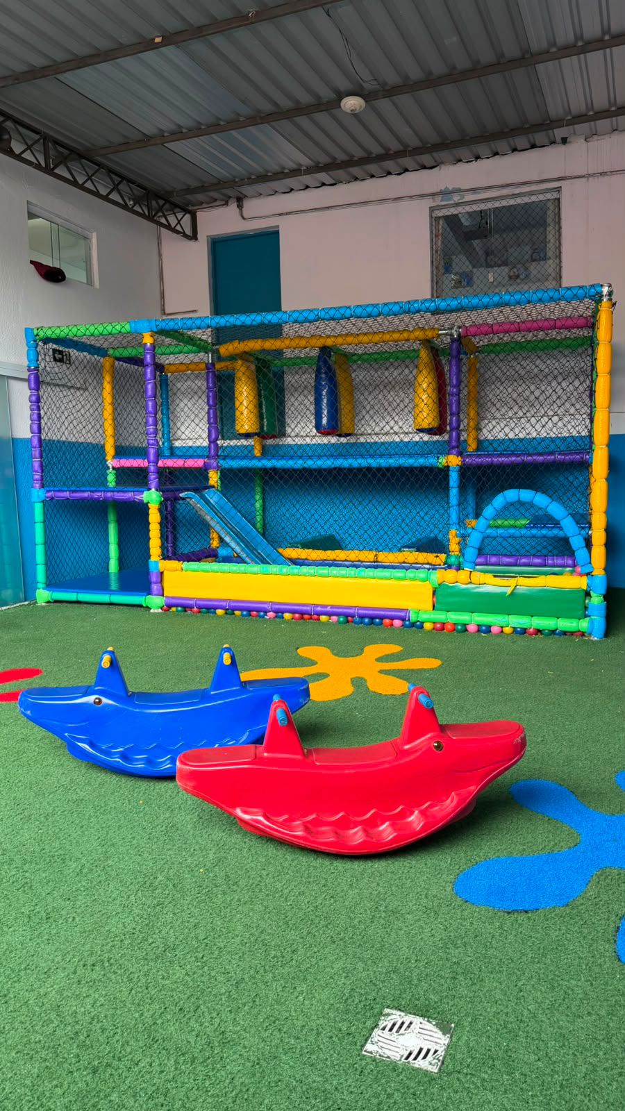 Playground infantil colorido com gangorras