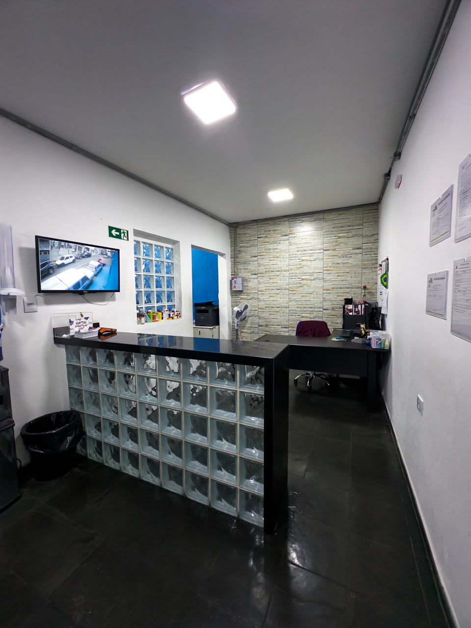 Recepção do colégio com atendimento acolhedor